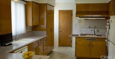 **KITCHEN CABINETS JUST REFINISHED**LOOKS GOOD**
