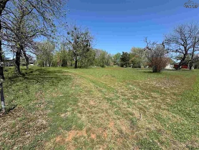 302 E San Jacinto St unit 310 E San Jacinto, Henrietta, TX 76365 - photo 2