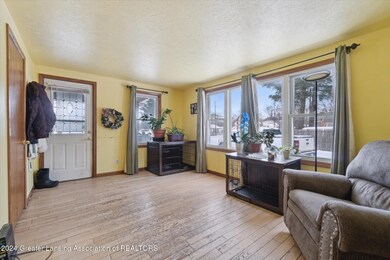 06-16913-N-Cedar-St-Lansing-MI-48906-Win