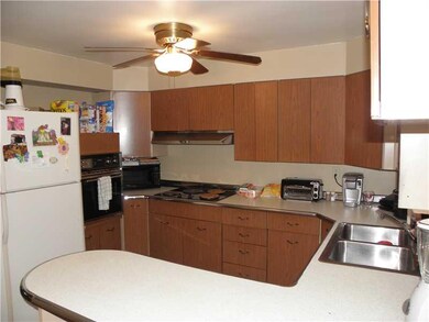 Kitchen. Breakfast Counter in Open Kitchen w/ Ceil