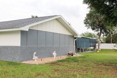 1301 N Madison Ave, Beeville, TX 78102 - photo 6