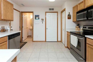 Kitchen. Stainless steel appliances included!