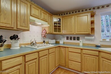 Great Kitchen w Tons of Cabinet Space