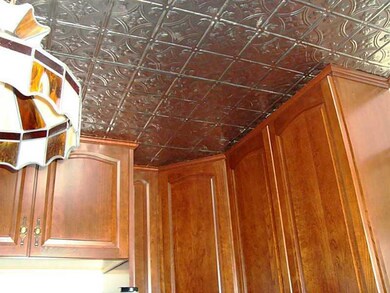 Kitchen. tTn ceiling