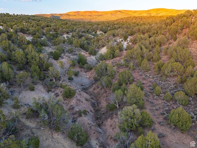 12536 E Solitude Dr, Lapoint, UT 84078 - photo 4