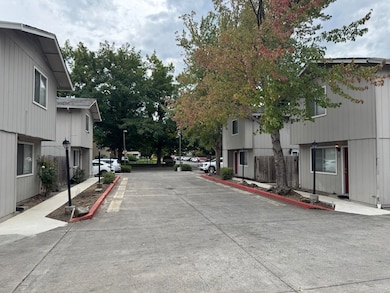 747 Spring St, Medford, OR 97504 - photo 4