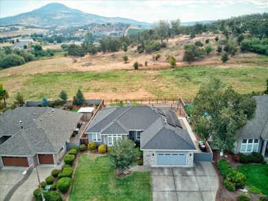 2560 Meadow Creek Dr, Medford, OR 97504 - photo 2