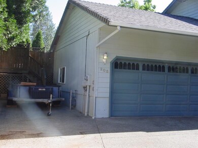 205 NW Sinclair Dr, Grants Pass, OR 97526 - photo 4