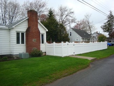 31 Tulip St, Schenectady, NY 12306 - photo 3