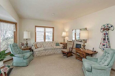 4043 40th St, Des Moines, IA 50310 - photo 2