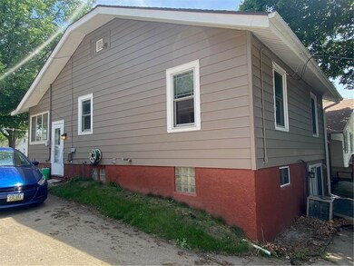 217 W 10th St S, Newton, IA 50208 - photo 2