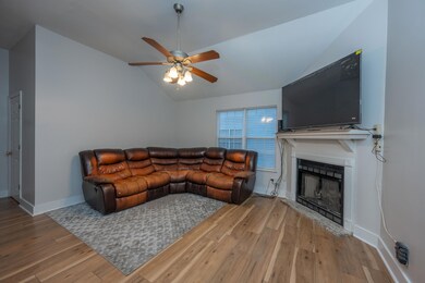 8134HoneysuckleLakeDr006