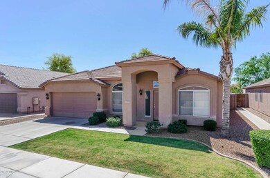 4409 E Cottonwood Ln-large-002-19-Front
