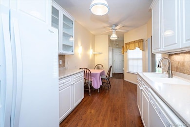 97 Windwatch Dr, Hauppauge, NY 11788 - photo 6