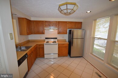 15016 Oak Crest Ct, Dumfries, VA 22025 - photo 4