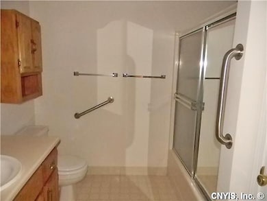 Master Bath/Spa. Equipped with safety bars.
