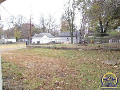 1833 SW Cherokee St, Topeka, KS 66606 - photo 4