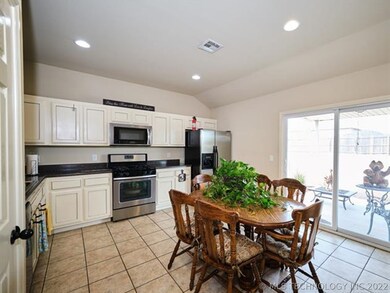 2612 W Fredericksburg St, Broken Arrow, OK 74011 - photo 4