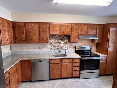 334 Chatham Cir, Warwick, RI 02886 - photo 2