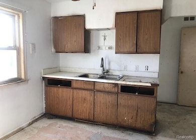 Kitchen with light countertops and ceiling fan