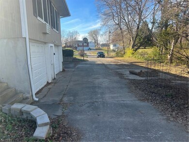 707 S Jones Rd, Independence, MO 64056 - photo 3