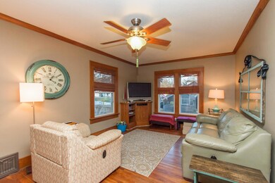 718_12th_st_MLS_HID1079298_ROOMlivingroo