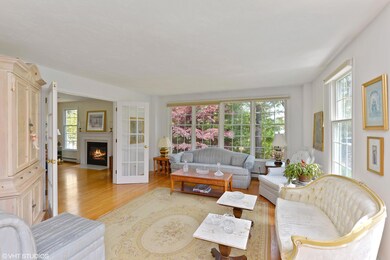 03_37WaterviewCircle_1_LivingRoom_HiRes