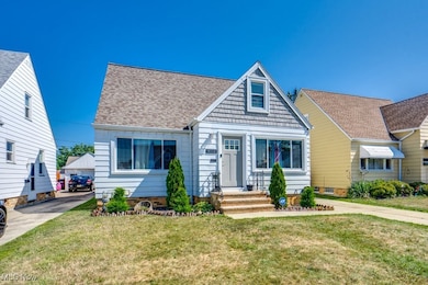 View of front facade featuring a front lawn