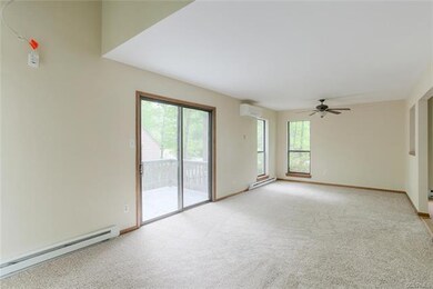 Huge Family room with ceiling fan - nice open floo