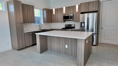 562 Janisch Rd, Houston, TX 77018 - photo 2