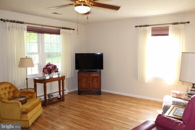 858 W Irvin Ave, Hagerstown, MD 21742 - photo 4