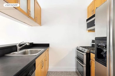 Bridge Tower Place unit 8K, New York, NY 10022 - photo 5