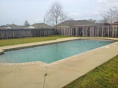 Swimming Pool/Hot Tub/Sauna. Spacious grecian pool