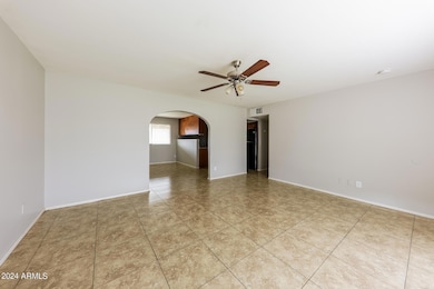 013-photo-living-room-13626388
