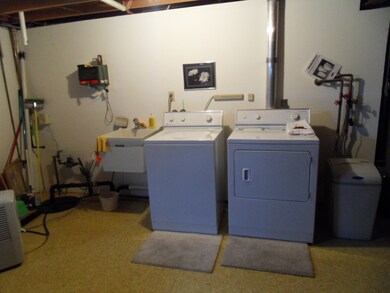 290 N Kingsway Dr, Aurora, IL 60506 - photo 3