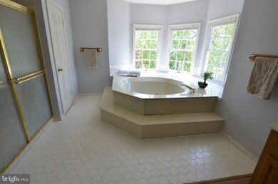 5902 Hampton Forest Way, Fairfax, VA 22030 - photo 4