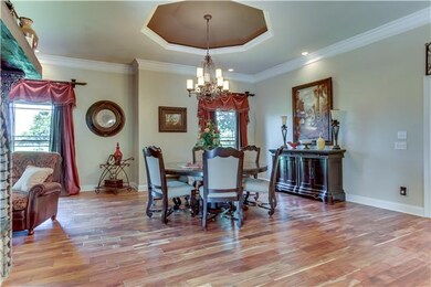 Very large dining area. Notice the wide planked ha