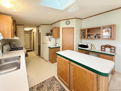 8737 Daniel Dr, Newport, MI 48166 - photo 7