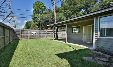 View of side yard!  Notice no back neighbors!  Cov