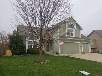 716 Ridge Crest Dr, Raymore, MO 64083 - photo 2