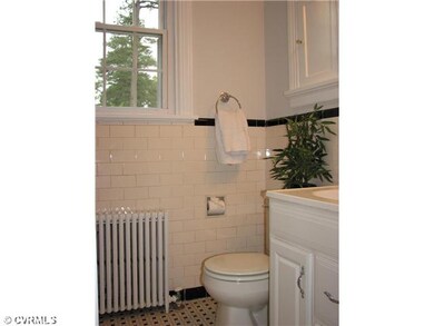 Bathroom - Black & white tile, tub/shower combinat