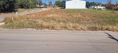 304 Burkett St, Taylor, TX 76574 - photo 4