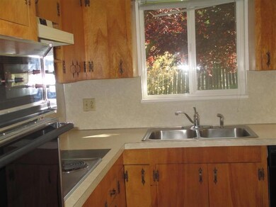 1404 NE Laura Ct, Grants Pass, OR 97526 - photo 4