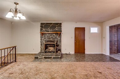 Living Room - Fireplace with Gas Logs