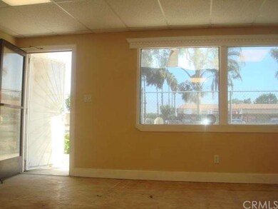 ENTRANCE/LIVING ROOM