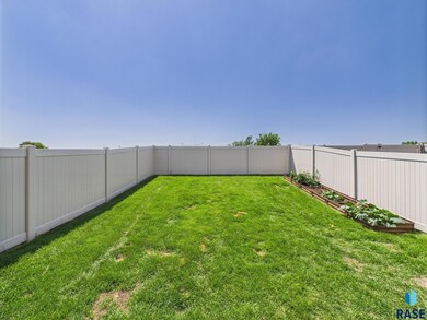 2560 E Meadowside Place, Sioux Falls, SD 57108 - photo 2
