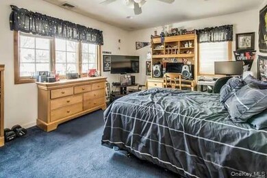 24 Cable Ln, Hicksville, NY 11801 - photo 5