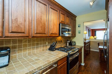 07_95AtriumWay_177002_Kitchen_HiRes