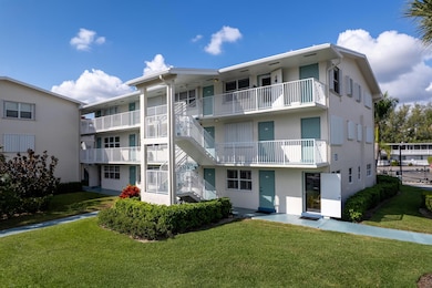 210 Horizons E unit 111, Boynton Beach, FL 33435 - photo 2