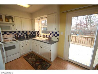 Kitchen - Sunny kitchen with sliding doors to the 
